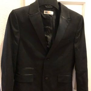 Single-breasted blazer in a woven and cotton blend. Two buttons at front.